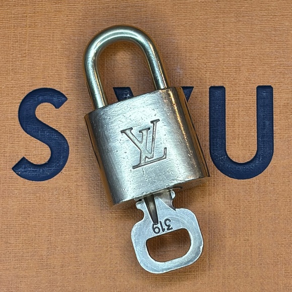 LOUIS VUITTON | Gold Tone Lock and Key #319 - Picture 1 of 3